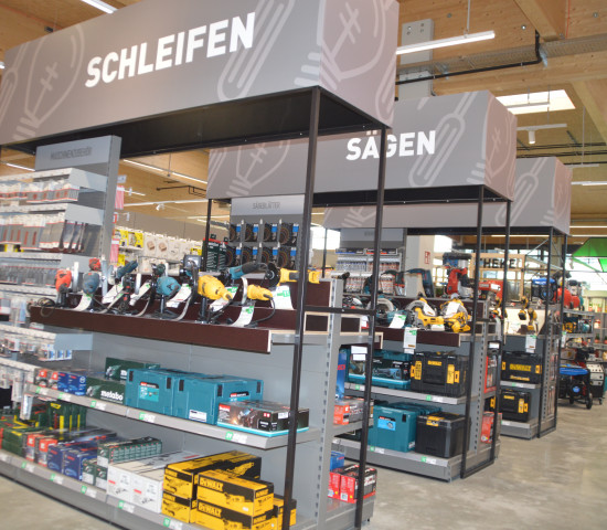 The presentation of the power tools.
The presentation of the power tools.