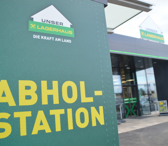 In addition to a click & collect desk inside the store, there is a parcel collection point in front of the store.
In addition to a click & collect desk inside the store, there is a parcel collection point in front of the store.