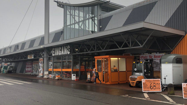 Hornbach for example has set up Click & Collect counters in front of its stores. Hornbach for example has set up Click & Collect counters in front of its stores.