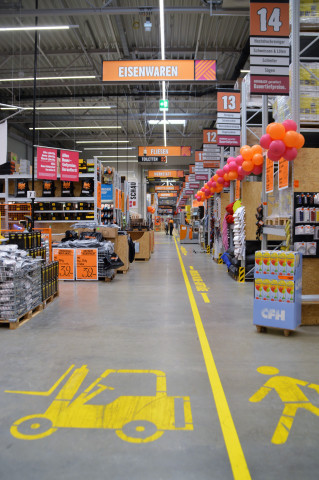 The retail space is around 12 000 m².
The retail space is around 12 000 m².