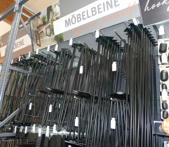 Whether furniture legs, hooks or door stops: matt black is the trend. Whether furniture legs, hooks or door stops: matt black is the trend.