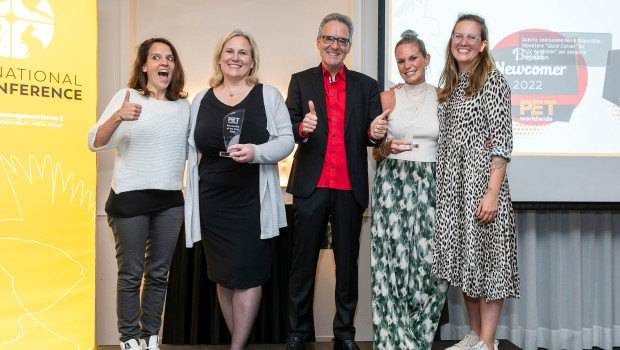 The picture shows (from left) the award winners Stefanie Zillessen (Strayz), Dr Rowena Arzt (WZF), Saskia te Kaat and Madeline Metzsch (both Strayz) with Ralf Majer-Abele, (editor-in-chief of the trade magazines pet and PET worldwide).