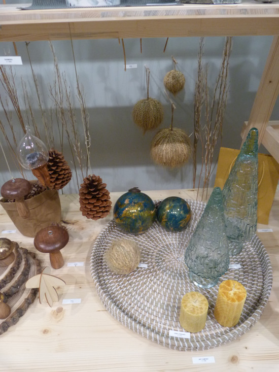 Why not hang a pine cone on the tree? Natural materials also played a role at Christmasworld. Why not hang a pine cone on the tree? Natural materials also played a role at Christmasworld.