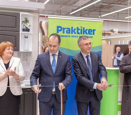 With the church’s blessing: Kalin Kamenov, Mayor of Vratsa Municipality, and Todor Belchev, Chairman of the Board of Directors of Videolux Holding, cut the tape for Praktiker Vratsa.
With the church’s blessing: Kalin Kamenov, Mayor of Vratsa Municipality, and Todor Belchev, Chairman of the Board of Directors of Videolux Holding, cut the tape for Praktiker Vratsa.