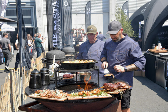 Barbecuing is and remains a big topic. Barbecuing is and remains a big topic.